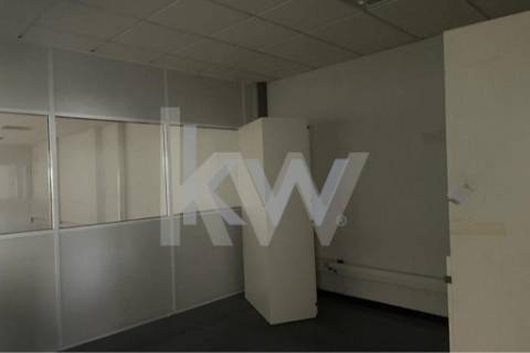 Armazém com 980m2 para actividade Industrial - Maia