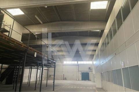 Armazém com 980m2 para actividade Industrial - Maia