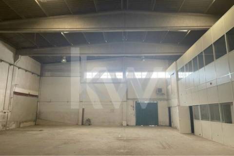Armazém com 980m2 para actividade Industrial - Maia
