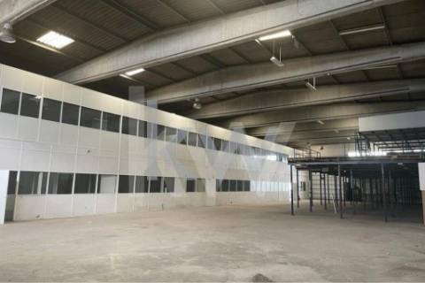 Armazém com 980m2 para actividade Industrial - Maia