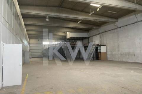 Armazém com 980m2 para actividade Industrial - Maia