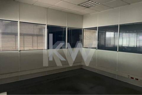 Armazém com 980m2 para actividade Industrial - Maia