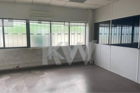 Armazém com 980m2 para actividade Industrial - Maia