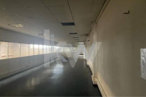 Armazém com 980m2 para actividade Industrial - Maia