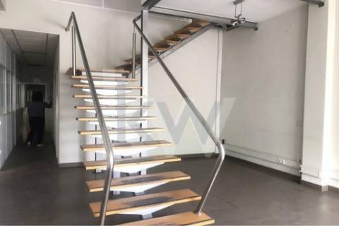 Armazém com 980m2 para actividade Industrial - Maia