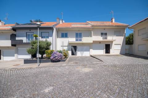 Moradia em Banda T4+1 em Moledo do Minho