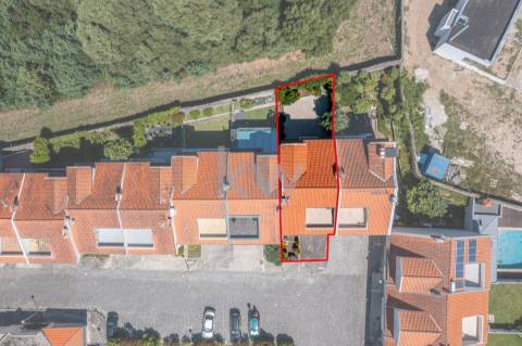 Moradia em Banda T4+1 em Moledo do Minho