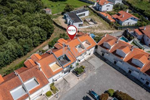 Moradia em Banda T4+1 em Moledo do Minho