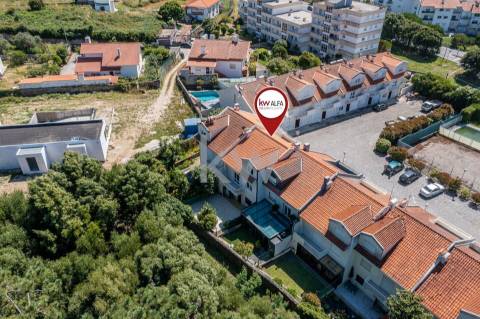 Moradia em Banda T4+1 em Moledo do Minho