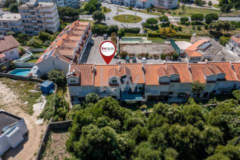 Moradia em Banda T4+1 em Moledo do Minho