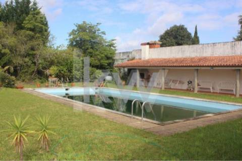 Moradia T6 em Santiago da Riba-UI com piscina e grande jardim