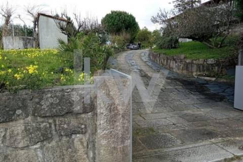 Moradia T6 em Santiago da Riba-UI com piscina e grande jardim