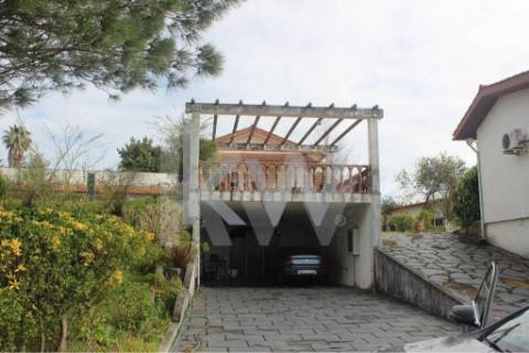 Moradia T6 em Santiago da Riba-UI com piscina e grande jardim