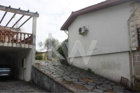 Moradia T6 em Santiago da Riba-UI com piscina e grande jardim