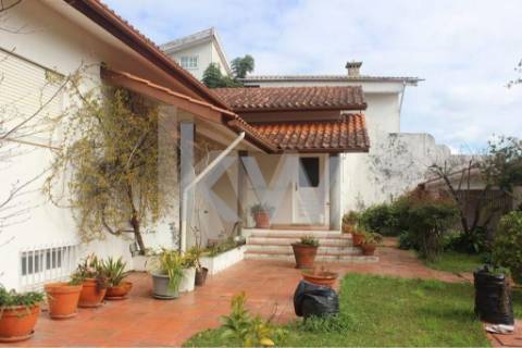 Moradia T6 em Santiago da Riba-UI com piscina e grande jardim