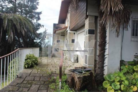 Moradia T6 em Santiago da Riba-UI com piscina e grande jardim