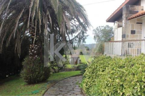 Moradia T6 em Santiago da Riba-UI com piscina e grande jardim