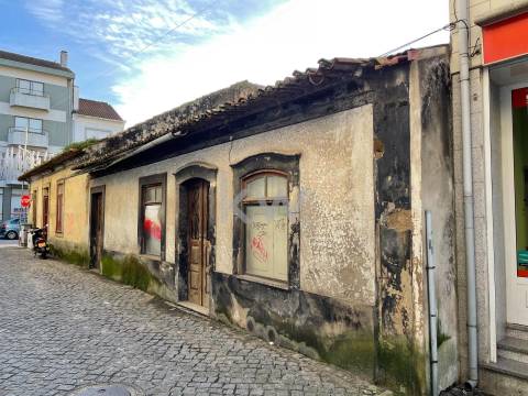 MORADIA T2 PARA RENOVAÇÃO TOTAL, NO CENTRO DE OVAR