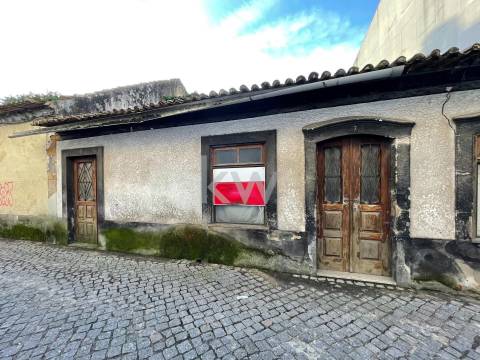 MORADIA T2 PARA RENOVAÇÃO TOTAL, NO CENTRO DE OVAR