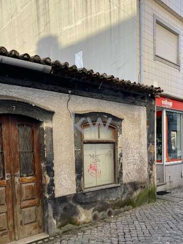 MORADIA T2 PARA RENOVAÇÃO TOTAL, NO CENTRO DE OVAR