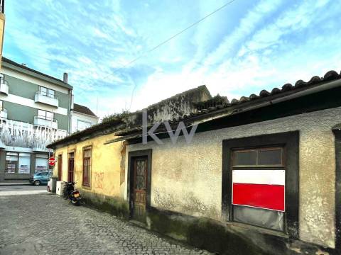 MORADIA T2 PARA RENOVAÇÃO TOTAL, NO CENTRO DE OVAR