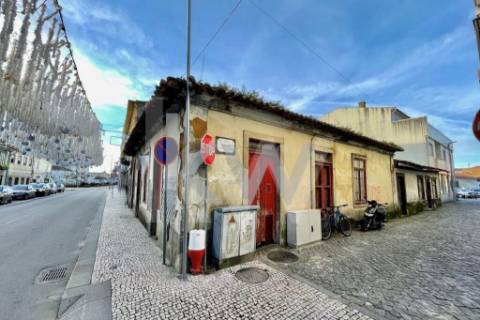 FANTÁSTICO IMÓVEL URBANO PARA CONSTRUÇÃO OU REABILITAÇÃO, NO CENTRO DE OVAR