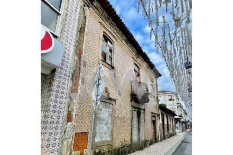 FANTÁSTICO IMÓVEL URBANO PARA CONSTRUÇÃO OU REABILITAÇÃO, NO CENTRO DE OVAR