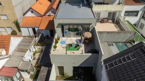 Venda moradia T5 com potencial para 2 Habitações independentes em Cedofeira no Porto