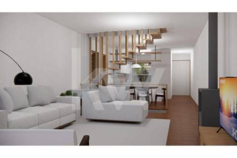 Moradia T3 NOVA, junto à Avenida de França, com um lugar de estacionamento e jardim.