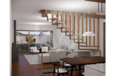 Moradia T3 NOVA, junto à Avenida de França, com um lugar de estacionamento e jardim.