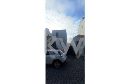 Moradia T3 NOVA, junto à Avenida de França, com um lugar de estacionamento e jardim.