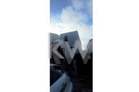 Moradia T3 NOVA, junto à Avenida de França, com um lugar de estacionamento e jardim.