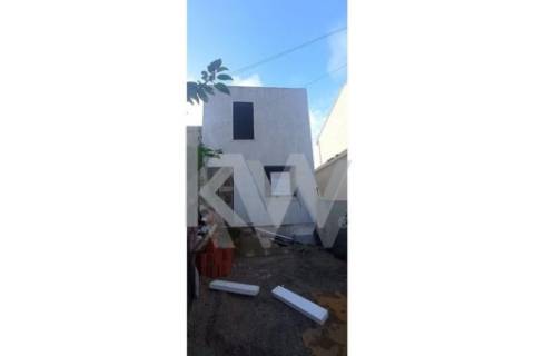 Moradia T3 NOVA, junto à Avenida de França, com um lugar de estacionamento e jardim.