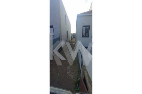 Moradia T3 NOVA, junto à Avenida de França, com um lugar de estacionamento e jardim.