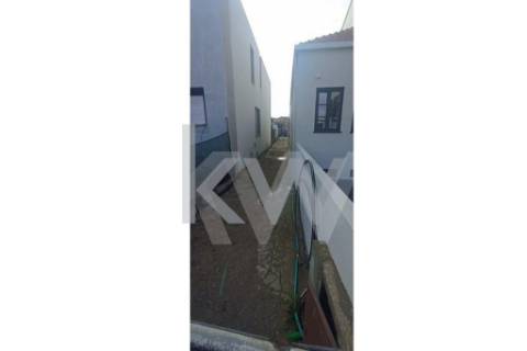 Moradia T3 NOVA, junto à Avenida de França, com um lugar de estacionamento e jardim.