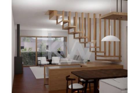 Moradia T3 NOVA, junto à Avenida de França, com um lugar de estacionamento e jardim.