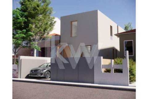 Moradia T3 NOVA, junto à Avenida de França, com um lugar de estacionamento e jardim.