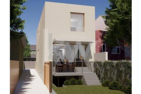 Moradia T3 NOVA, junto à Avenida de França, com um lugar de estacionamento e jardim.