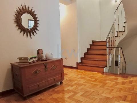 Moradia T7  junto ao Parque do Covelo com área exterior e garagem fechada