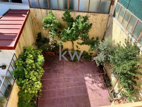 Moradia T7  junto ao Parque do Covelo com área exterior e garagem fechada