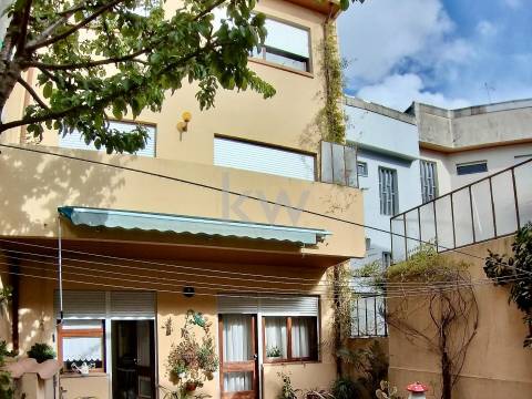 Moradia T7  junto ao Parque do Covelo com área exterior e garagem fechada