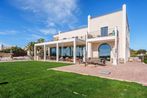 Moradia de Luxo à Beira-Mar com Vista Panorâmica e Acesso Direto à Praia – Lagos, Algarve