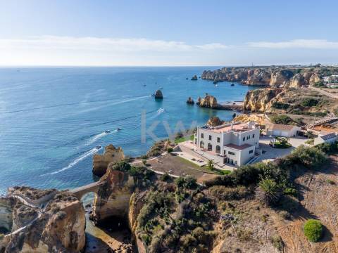 Moradia de Luxo à Beira-Mar com Vista Panorâmica e Acesso Direto à Praia – Lagos, Algarve