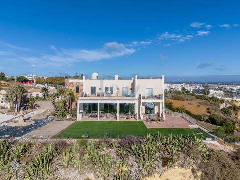 Moradia de Luxo à Beira-Mar com Vista Panorâmica e Acesso Direto à Praia – Lagos, Algarve