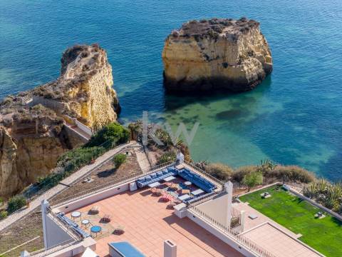 Moradia de Luxo à Beira-Mar com Vista Panorâmica e Acesso Direto à Praia – Lagos, Algarve