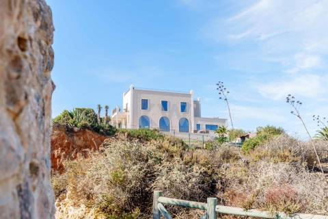Moradia de Luxo à Beira-Mar com Vista Panorâmica e Acesso Direto à Praia – Lagos, Algarve