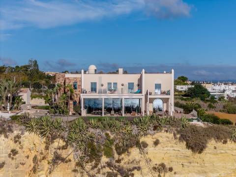 Moradia de Luxo à Beira-Mar com Vista Panorâmica e Acesso Direto à Praia – Lagos, Algarve