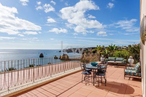 Moradia de Luxo à Beira-Mar com Vista Panorâmica e Acesso Direto à Praia – Lagos, Algarve