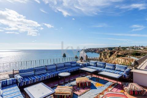 Moradia de Luxo à Beira-Mar com Vista Panorâmica e Acesso Direto à Praia – Lagos, Algarve