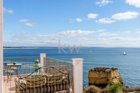 Moradia de Luxo à Beira-Mar com Vista Panorâmica e Acesso Direto à Praia – Lagos, Algarve